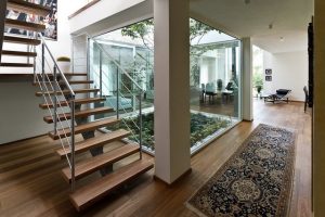 Nuovo edificio: vista dell'interno con scala e cavedio