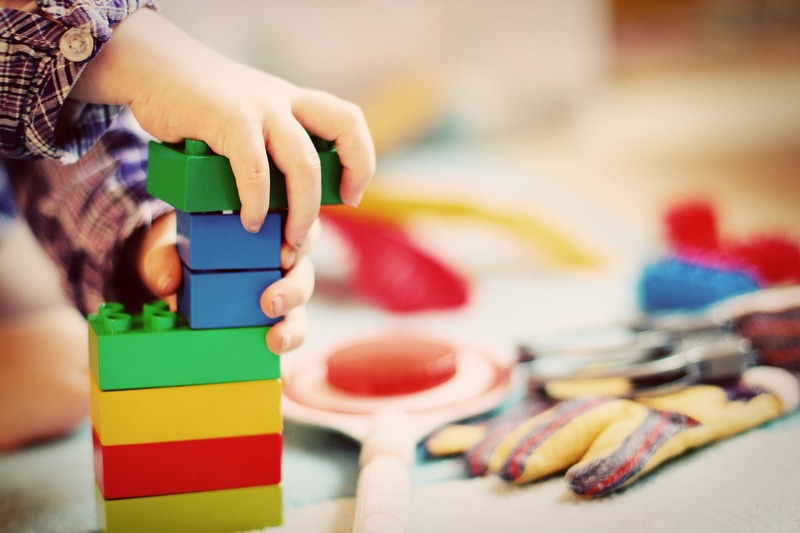 un bimbo costruisce con il gioco dei mattoncini colorati: per eseguire lavori edili servono i permessi specifici