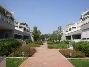 Complesso condominiale Green Park: ingresso e giardino