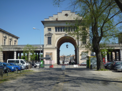 Piazza Rabin, parcheggio dietro al Foro Boario