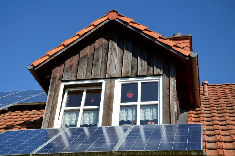 Casa con pannelli fotovoltaici