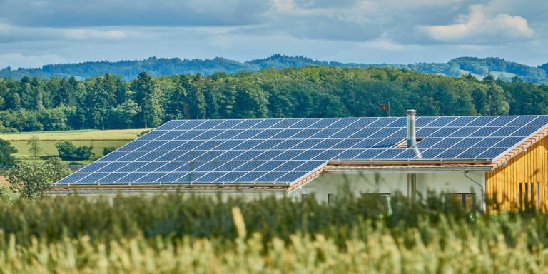 Tetto casa con pannelli fotovoltaici